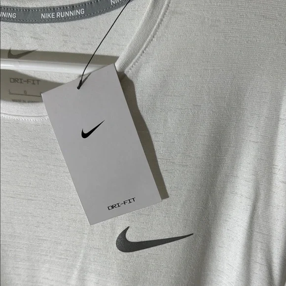 BNWT LARGE Nike White T-Shirt - Picture 3 of 7